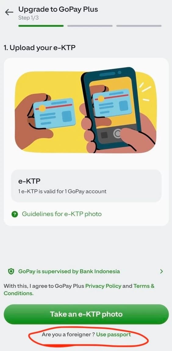 Экран загрузки e-KTP, внизу обведена ссылка «Are you a foreigner? Use passport»